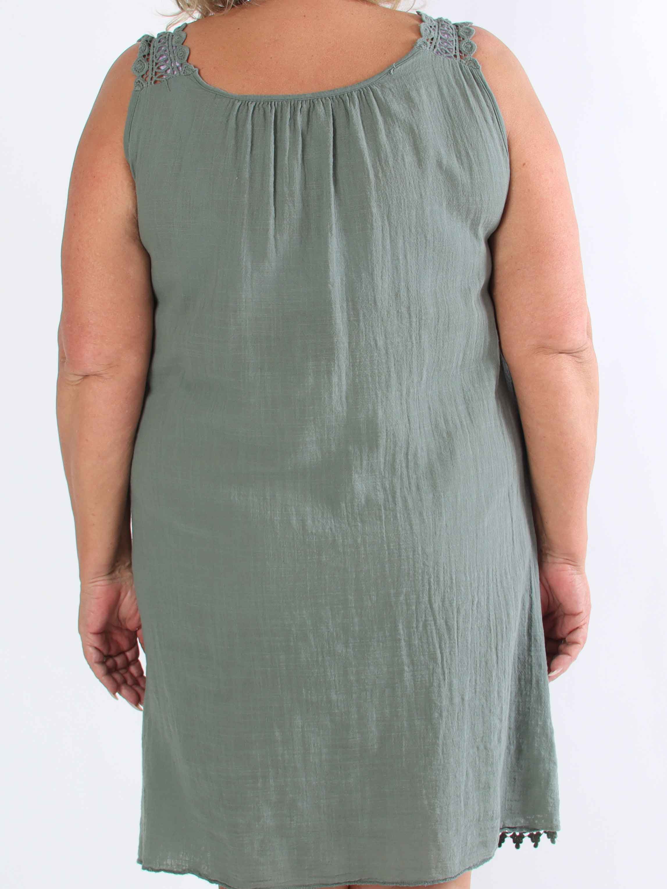 Zella - Sød plus size kjole i bomuld med broderet stropper